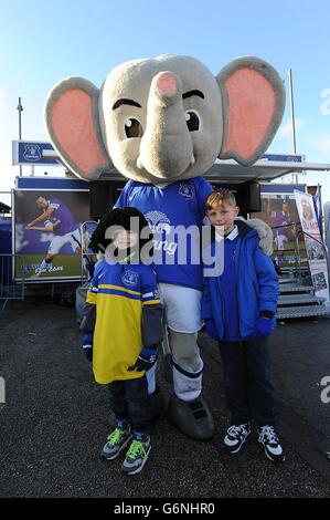 Soccer - Barclays Premier League - Everton v Norwich City - Goodison Park. Young Everton fans pose for a photograph with Everton mascot Changy the Elephant Stock Photo