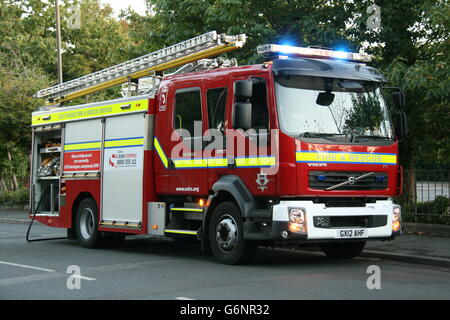 A VOLVO FIRE TRUCK OF EAST SUSSEX FIRE & RESCUE ATTENDING A FIRE WITH BLUE LIGHTS FLASHING. Stock Photo