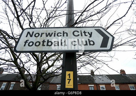 A general view of a road sign pointing the way to Norwich City Football Club Stock Photo