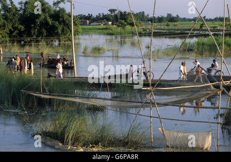 India Bihar , submergence at Bagmati river a branch of ganges due to heavy monsoon rains and melting Himalaya glaciers, transport by boat Stock Photo
