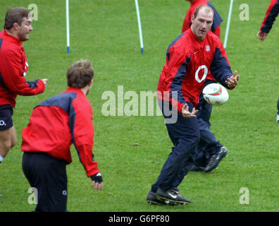 England captain Lawrence Dallaglio in action during a training session at the Pennyhill Park Hotel, Surrey, as the team prepare for their RBS Six Nations opener against Italy on Sunday. Stock Photo