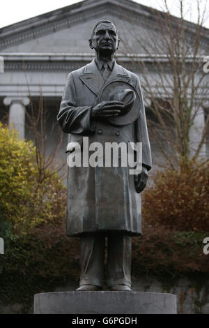 Statue of Eamon deValera outside Ennis circuit ,Courthouse Stock Photo ...