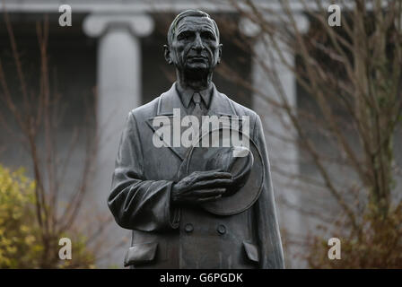 Statue of Eamon de Valera, in front of the Courthouse, Ennis, County ...