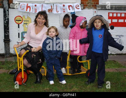 TV presenter Lorraine Kelly launches Childline's 2004 'Pedal Push' with nursery school children from Westbridge Primary School in Battersea, London. The aim is for kids to cycle as many laps as they wish around a course at their local primary school, raising money by sponsorship for Childline. Stock Photo