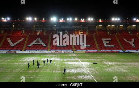 Soccer - FA Cup - Third Round - Charlton Athletic v Oxford United - The Valley. Oxford United's players inspect the pitch before the match Stock Photo