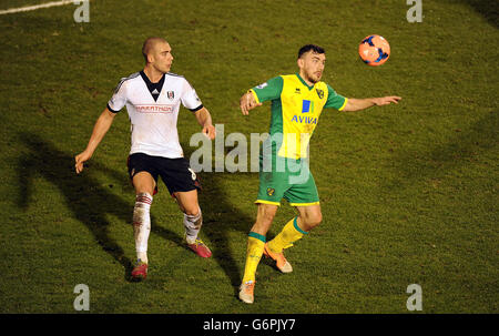 Soccer - FA Cup - Third Round - Replay - Fulham v Norwich City - Craven Cottage. Fulham's Patjim Kasami (left) and Norwich City's Robert Snodgrass battle for the ball Stock Photo
