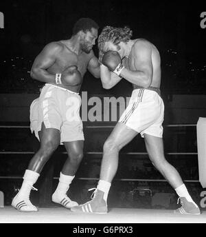 Joe Frazier, the former world heavyweight champion (l), clashes with Joe Bugner, the European Champion, in the 12-round bout at Earl's court. Stock Photo