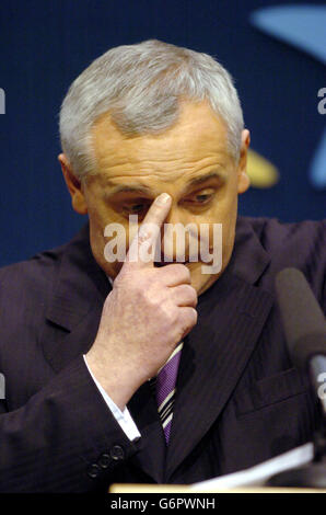 Irish Prime Minister and President of the European Council, Bertie Ahern attends a press conference with Palestinian Prime Minister, Ahmed Qurei (Abu Ala), in Government Buildings, Dublin, where they discussed the possibility of relaunching the peace process in Palestine. Stock Photo