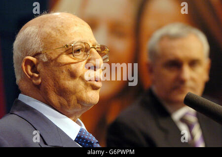 Irish Prime Minister and President of the European Council, Bertie Ahern (right) listening to Palestinian Prime Minister, Ahmed Qurei (Abu Ala), at a press conference in Government Buildings, Dublin, where they discussed the possibility of relaunching the peace process in Palestine. Stock Photo