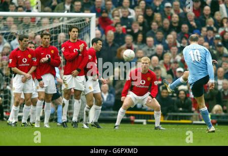 Manchester United's defence line up against a free kick from Manchester City's Antoine Sibierski during the FA Cup 5th round match at Old Trafford, Manchester. Stock Photo