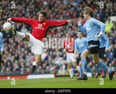 Manchester United's Ruud Van Nistelrooy tries to control the ball against Manchester City's Steve McManaman during the FA Cup 5th round match at Old Trafford, Manchester. Stock Photo