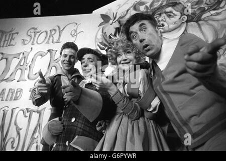 Stars rehearse at the London Palladium for Jack and the Beanstalk. From right: Frankie Howerd (Simple Simon), Dora Bryan (Dame), Alfie Bass (The King) and Mark Wynter (Jack) Stock Photo