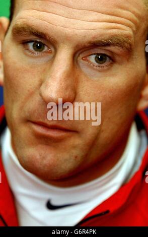 New England captain Lawrence Dallaglio faces questions from the press at the launch of the RBS 6 Nations Championship in central London. The tournament starts on Saturday February 14, with the World Champions, England, starting their campaign the followng day against Italy. *31/08/04: England captain Lawrence Dallaglio who looks ready to blow the final whistle on his international career. World Cup winner Dallaglio has called a mid-morning press conference at Twickenham, when he will make 'an important announcement.'' And the signs point to him ending a nine-year England odyssey that has seen Stock Photo