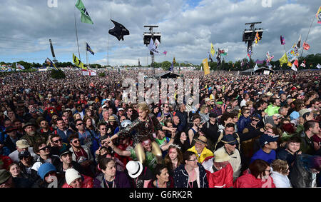 Fans in the crowd enjoying ZZ Top on the Pyramid Stage at the Glastonbury Festival, at Worthy Farm in Somerset. Stock Photo