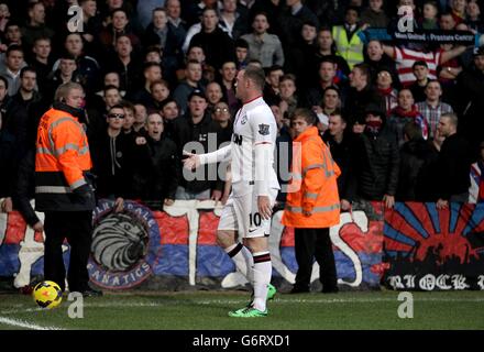 Soccer - Barclays Premier League - Crystal Palace v Manchester United - Selhurst Park. Manchester United's Wayne Rooney gives a thumbs up to the Crystal Palace fans after being hit by an object thrown from the crowd Stock Photo