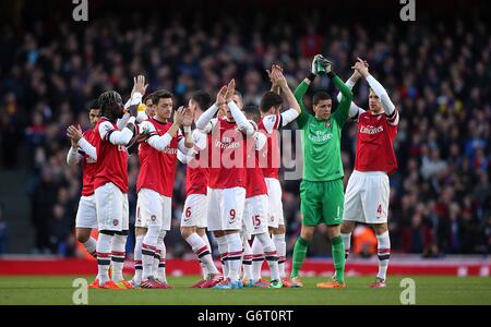 Soccer - Barclays Premier League - Arsenal v Crystal Palace - Emirates Stadium. Arsenal's players applaud the fans before the game