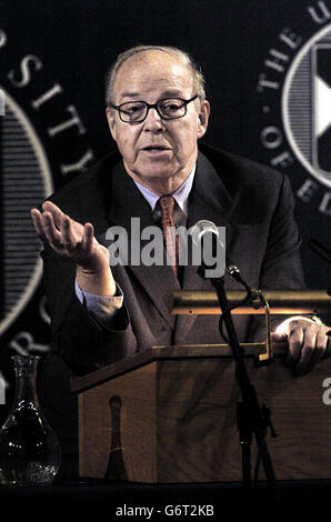Former UN chief weapons inspector Hans Blix delivers a lecture on reducing the spread of weapons of mass destruction at McEwan Hall Edinburgh. Single lectures or seminars are given by a notable public figure who is known as The Montague Burton Visiting Professor during his or her brief stay in Edinburgh. Stock Photo