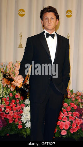 Sean Penn with his Best Actor Oscar at the Kodak Theatre in Los Angeles during the 76th Academy Awards. Sean is wearing a suit by Giorgio Armani. Stock Photo