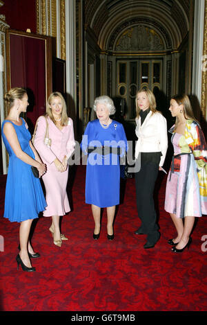 Britain's Queen Elizabeth II (centre) meets (from left) model Kate Moss, author J K Rowling, Model Heather Mills-McCartney and singer Charlotte Church at a reception held at Buckingham Palace, where celebrities, writers, sports stars, academics and business high-flyers were among the many women achievers being saluted by the Royal Family. Stock Photo
