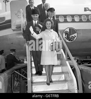 Shirley Temple Black arrives at Heathrow Airport from France. The former child star is on a European tour on behalf of the Republican National Committee. Stock Photo