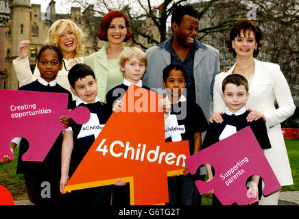 Cherie Booth QC (far right) with personalities, (back row left-right), Melinda Messenger and pop idol judging couple Carrie and David Grant and children from Burdett Coutt's After School Club, (front row left-right), Charisse Ralph, 9, Javier Jiminez, 7, Damiaan Luc Van Der Werf, 10, Isabella Santos, 6, and Sean Mortimore, 9, during the launch of 4Children, in London. The 4Children is a new identity and structure for the former Kid's Club Network. Stock Photo