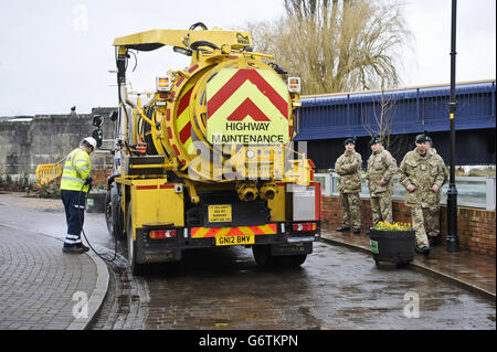 A Highway Maintenance lorry evacuates and cleans drains by the River Severn, Upton-upon-Severn, as the members of the Royal Irish are in the area helping out with flood defences and transport issues. Stock Photo