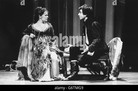 Theatre - Hamlet - Judi Dench and Daniel Day-Lewis - Olivier Theatre, London Stock Photo