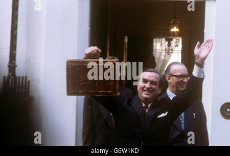 Chancellor of the Exchequer Denis Healey shows the traditional Budget Box to waiting newsmen and spectators as he leaves No. 11 Downing Street to present his Budget to Parliament. Stock Photo