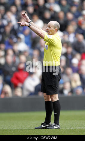 Soccer - Barclays Premier League - West Bromwich Albion v Fulham - The Hawthorns. Referee Mike Dean Stock Photo