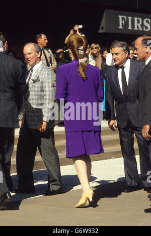 The Duchess of York wearing Diamante flags in her hair as she arrives at the Los Angeles County Museum of art. This was part of the Duke and Duchess ten day visit to California. On this 6th day they met British artist David Hockney who sowed them around his exhibition. The Duchess found a stylish way of flying the flag for Anglo-American relations by wearing two Union Jacks and The STars and Stripes as diamente hair grips. Stock Photo