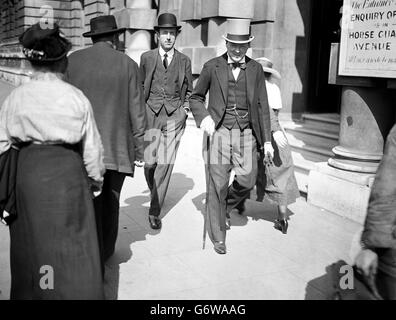 Winston Churchill, Secretary of State for Air, leaving the War Office with Lord Londonderry who has been newly appointed to the Air Council at Westminster. Stock Photo