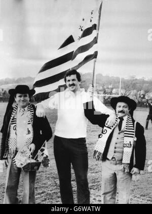 Scotland's second row forward Alan Tomes (centre) with two French supporters in Edinburgh when the Scottish squad carried out a practice session for the upcoming Scotland v France Five Nations Championship match at Murrayfield tomorrow. Stock Photo