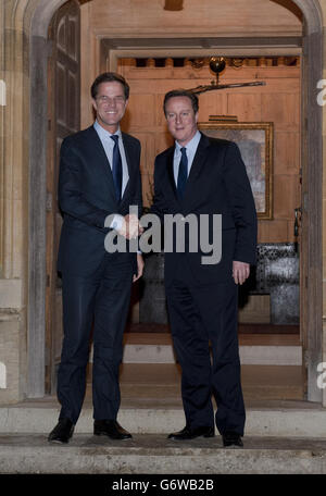 Prime Minister David Cameron (right) shakes hands with the Prime Minister of the Netherlands Mark Rutte on the steps of Chequers, Buckinghamshire. Stock Photo