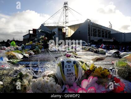 Tributes are laid outside Deepdale Stadium in memory of Sir Tom Finney Stock Photo