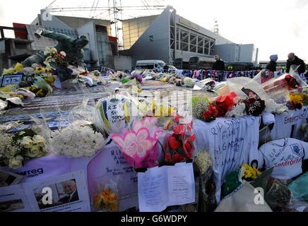 Tributes are laid outside Deepdale Stadium in memory of Sir Tom Finney Stock Photo