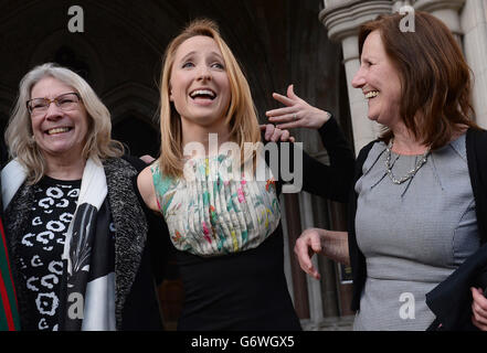 Beth Warren leaves the Law Courts in London with her mother Georgina Hyde (far right), and her in-laws, Kevin and Helen Brewer, after she won her High Court fight to preserve her late husband's sperm. Stock Photo