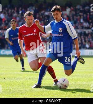 Millwall's Pete Sweeney (right) comes under pressure from Paul Evans of Nottingham Forest, during their Nationwide Division One match at The City Ground, Nottingham, Saturday 17th April 2004. Stock Photo