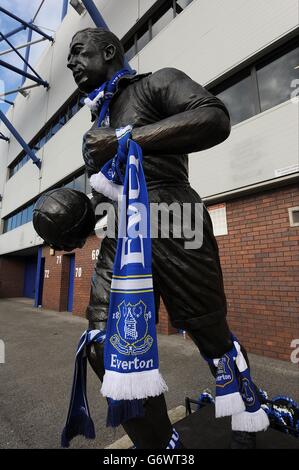 Soccer - Barclays Premier League - Everton v West Ham United - Goodison Park. General view of a statue of Dixie Dean outside Goodison Park Stock Photo