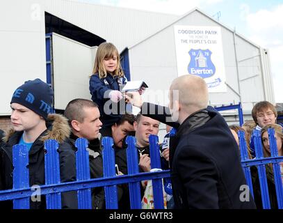 Soccer - Barclays Premier League - Everton v West Ham United - Goodison Park. Everton's Steven Naismith signs autographs before kick-off Stock Photo