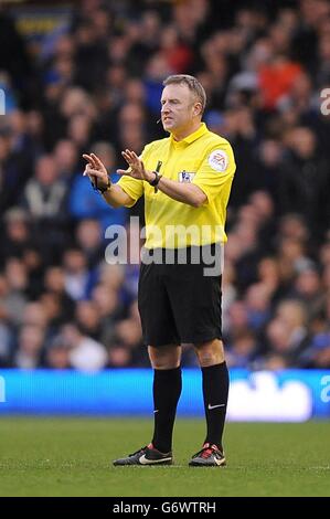 Soccer - Barclays Premier League - Everton v West Ham United - Goodison Park. Jon Moss. match referee Stock Photo