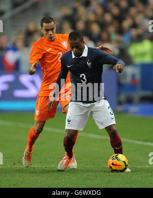 Gregory van der Wiel, left, and Marquinhos of Paris Saint-Germain football  club prepare to cut the ribbon during the opening ceremony for the Pop up S  Stock Photo - Alamy