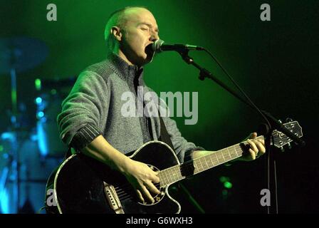 Midge Ure performing onstage during the Ronnie Lane tribute concert, held at the Royal Albert Hall, central London. Founder member of Small Faces, Ronnie Lane, died in 1997, aged 51, after a protracted battle with muscular sclerosis. Stock Photo