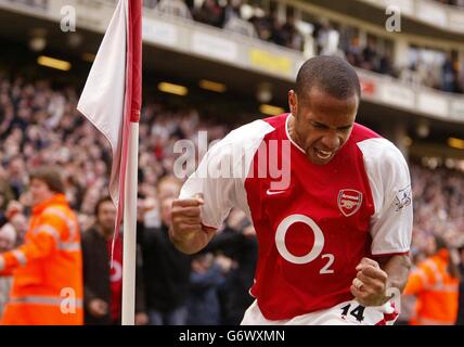 Arsenal's Thierry Henry celebrates scoring the first goal equaliser against Liverpool during the Barclaycard Premiership match at Highbury, north London. Arsenal won 4-2. Stock Photo