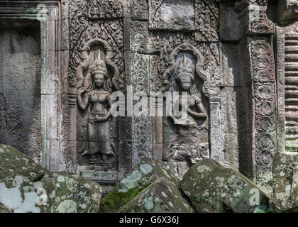 Carved apsara figures in a collapsed gallery, Ta Prohm, near Siem Reap, Cambodia Stock Photo