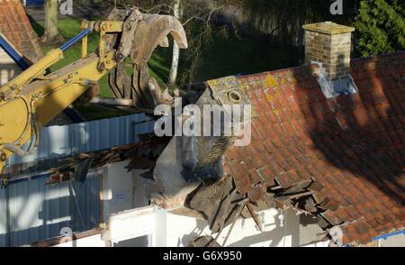 Workmen demolish the home of former Soham Village College caretaker and convicted child killer Ian Huntley. Huntley was convicted of the murders of local school girls Holly Wells and Jessica Chapman at the Old Bailey in November 2003, where he was given two life sentences. Stock Photo