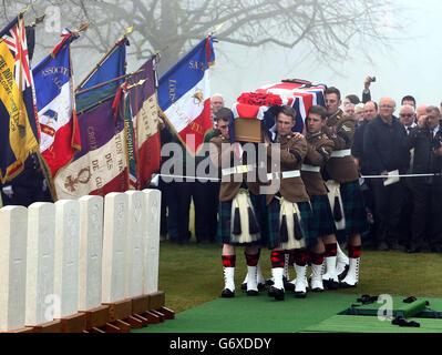 The coffin of Private William McAleer arrives at the Commonwealth War Graves Commission Loos British Cemetery to be re-interred with 19 unidentified soldiers almost 100 years after they were killed in action in nothern France. Stock Photo