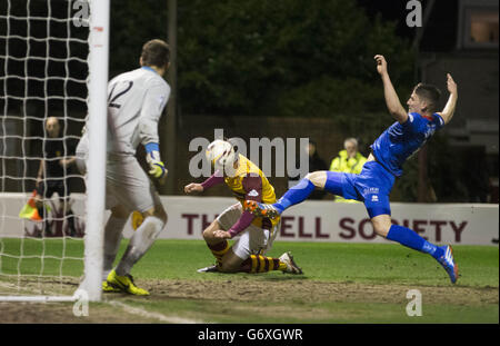 Soccer - Scottish Premier League - Motherwell v Inverness Caledonian Thistle - Fir Park. Motherwell's John Sutton (centre) heads in their second goal during the Scottish Premier League match at Fir Park, Motherwell. Stock Photo