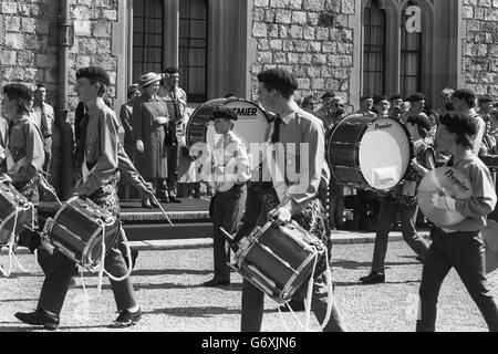 The 1st Donisthorpe Scout Band march past the Queen, who in her capacity as patron of the Scout Association, reviews some of the 1,000 Queen's Scouts who turned out for the St George's Day parade at Windsor Castle. Stock Photo