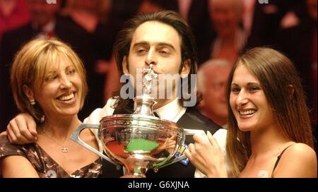 England's Ronnie O'Sullivan celebrates and with mother (left) Maria and sister Danielle after beating Scotland's Graeme Dott 18-8 frames at the Final of the Embassy World Championship, at the Crucible, Sheffield. Stock Photo