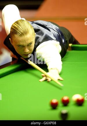 SNOOKER World Paul Hunter. Paul Hunter during his first round match against John Parrott at the 2004 Embassy World Snooker Championships at Sheffield. Stock Photo
